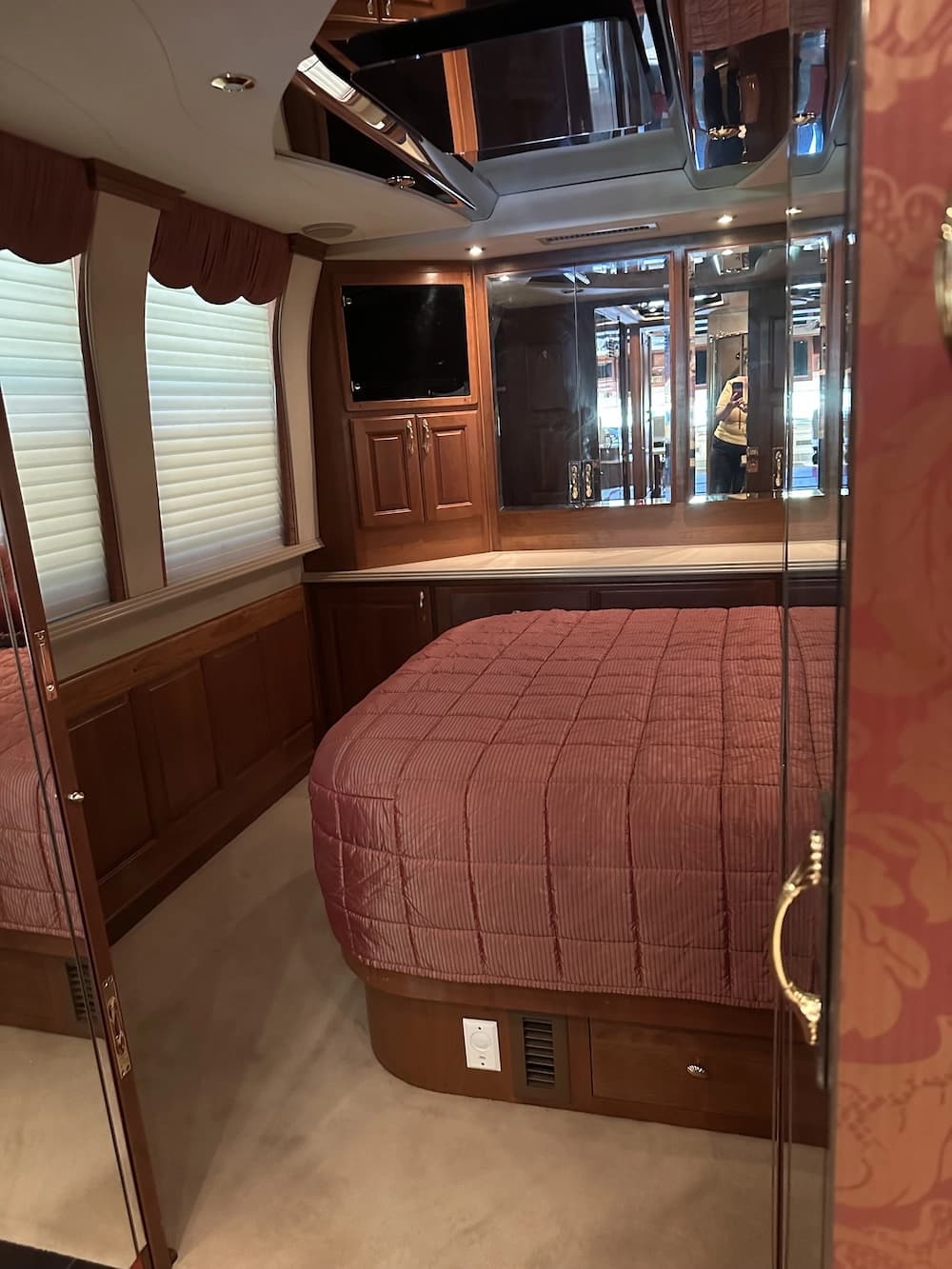 2001 Prevost Country Coach XL Motorhome - Image 22