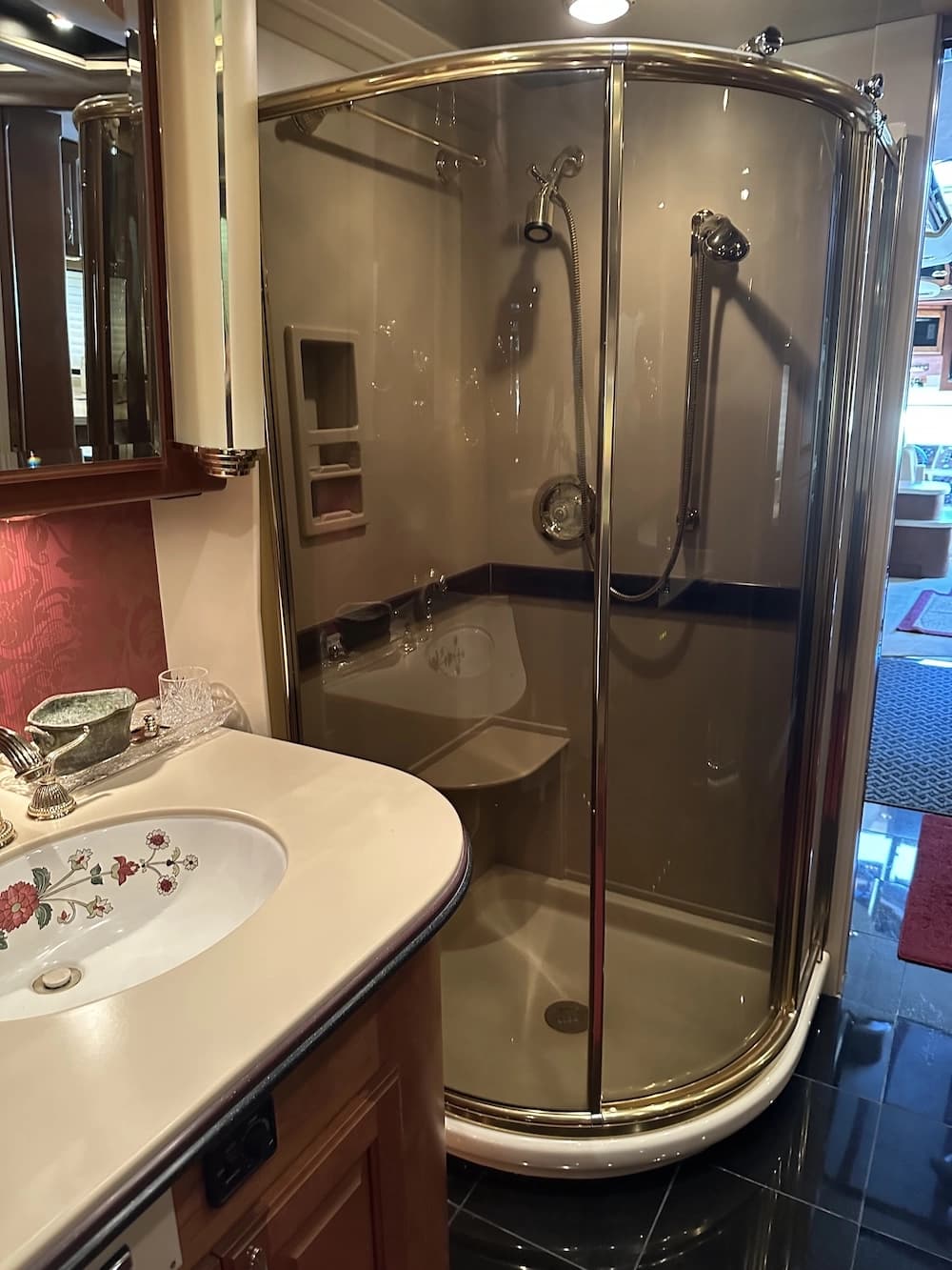 2001 Prevost Country Coach XL Motorhome - Image 24