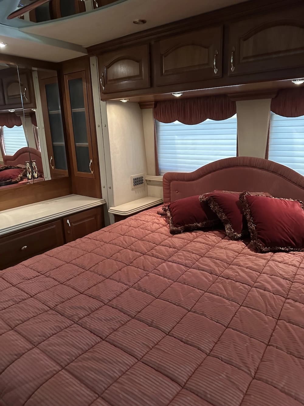 2001 Prevost Country Coach XL Motorhome - Image 25