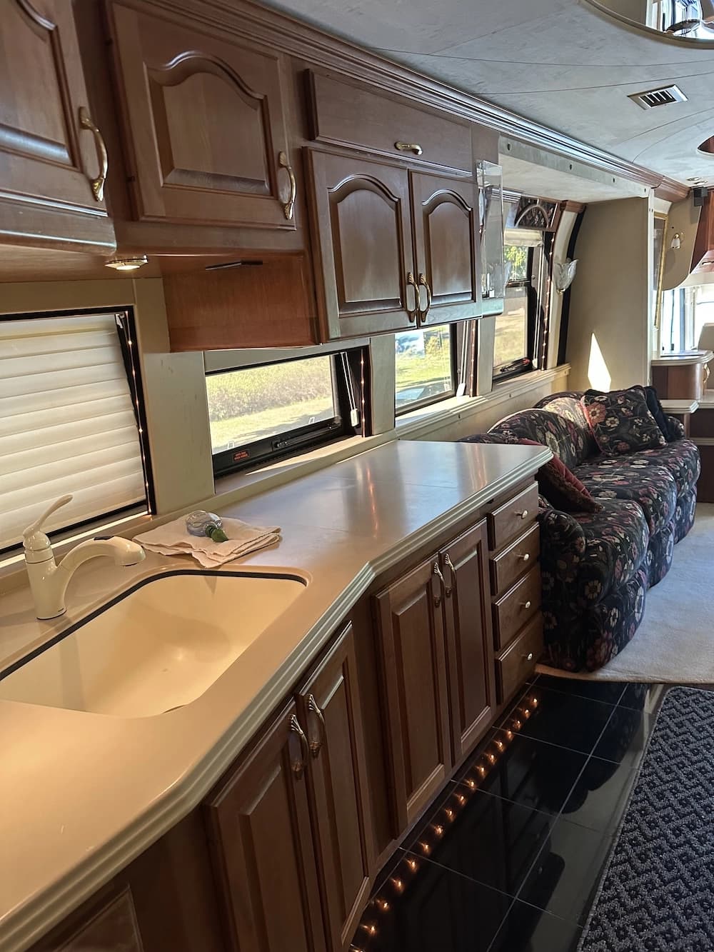 2001 Prevost Country Coach XL Motorhome - Image 26