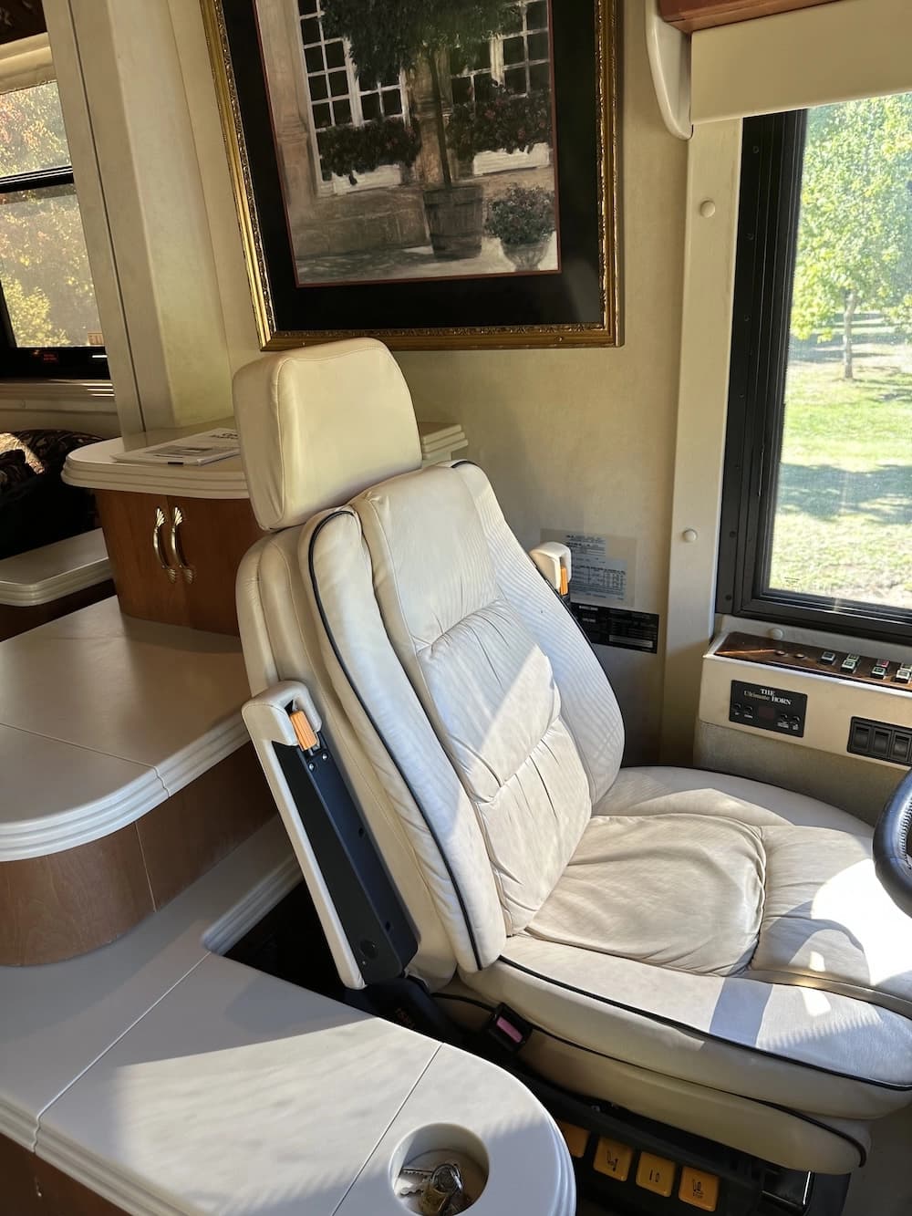2001 Prevost Country Coach XL Motorhome - Image 9