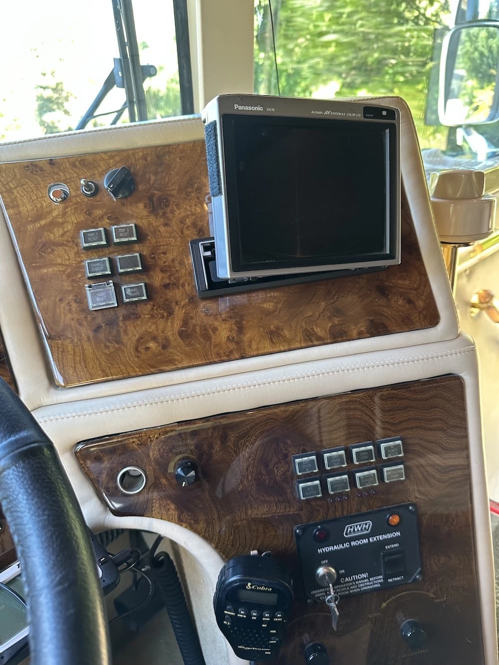 2001 Prevost Country Coach XL Motorhome - Image 10