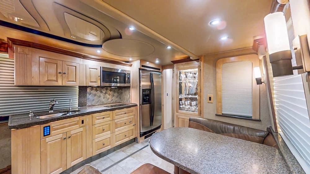 2006 Prevost Royale XLII Coach - Image 11