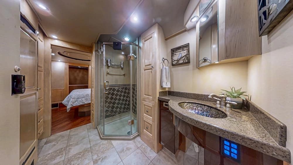 2006 Prevost Royale XLII Coach - Image 17