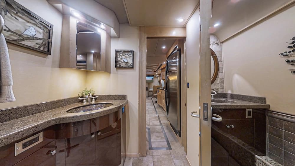 2006 Prevost Royale XLII Coach - Image 18