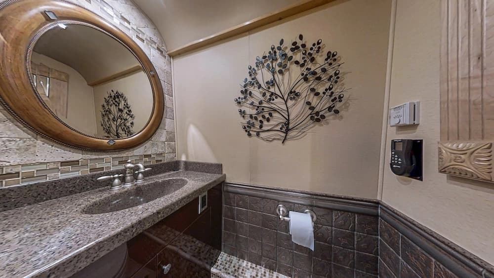 2006 Prevost Royale XLII Coach - Image 19