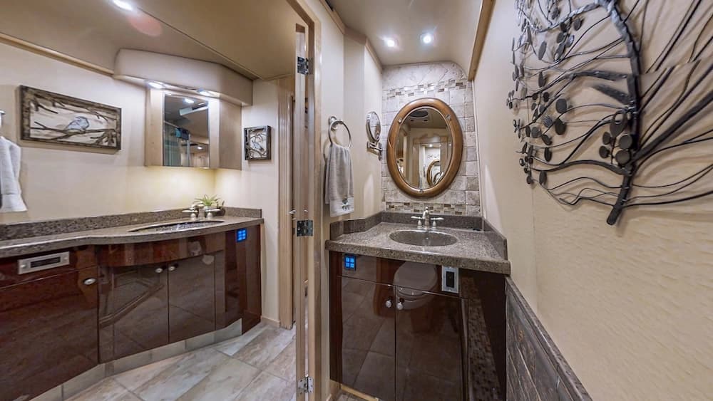 2006 Prevost Royale XLII Coach - Image 20