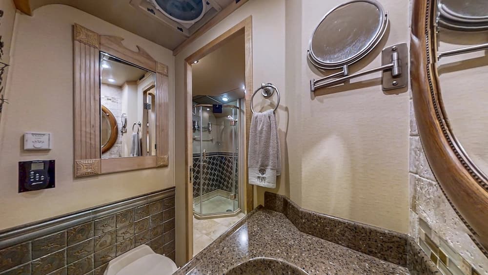 2006 Prevost Royale XLII Coach - Image 21