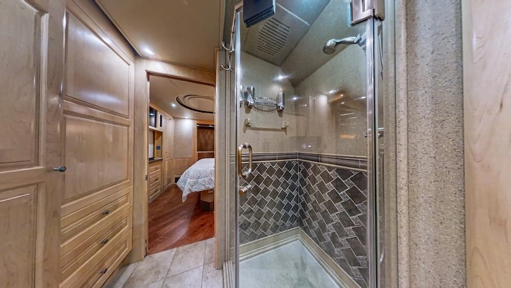 2006 Prevost Royale XLII Coach - Image 24