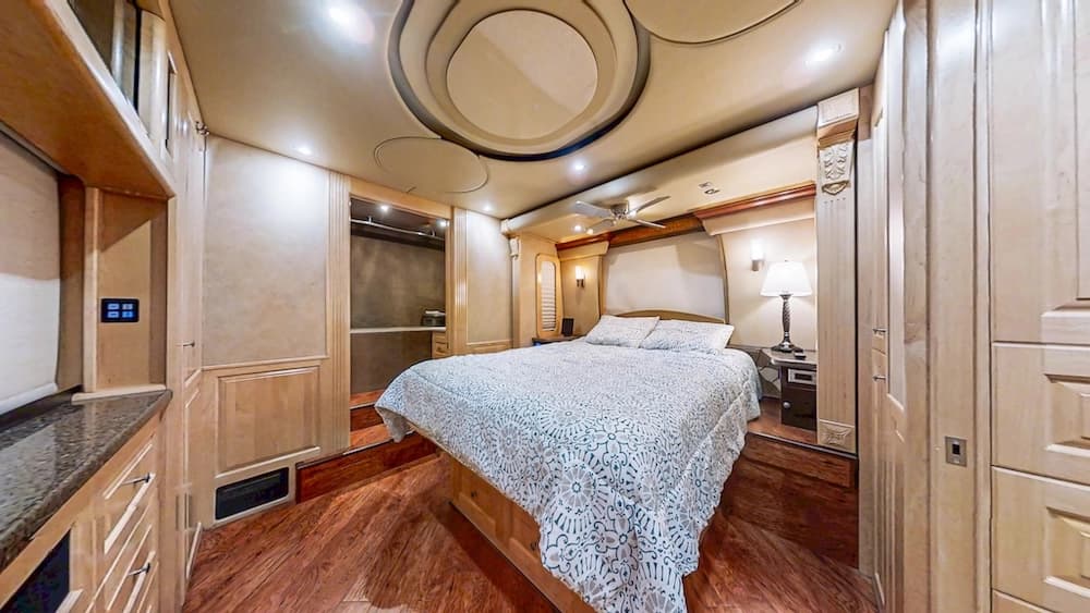 2006 Prevost Royale XLII Coach - Image 25