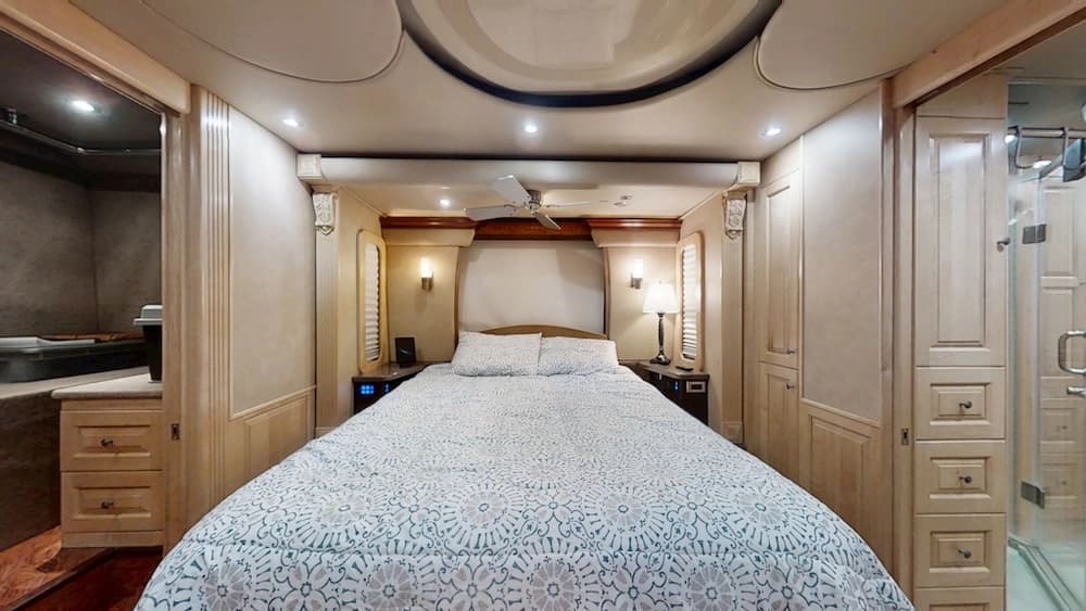 2006 Prevost Royale XLII Coach - Image 26