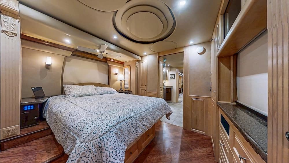 2006 Prevost Royale XLII Coach - Image 27