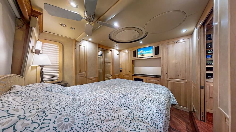 2006 Prevost Royale XLII Coach - Image 28