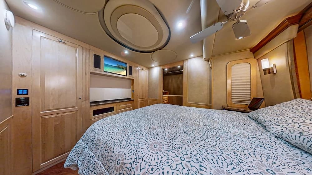 2006 Prevost Royale XLII Coach - Image 29