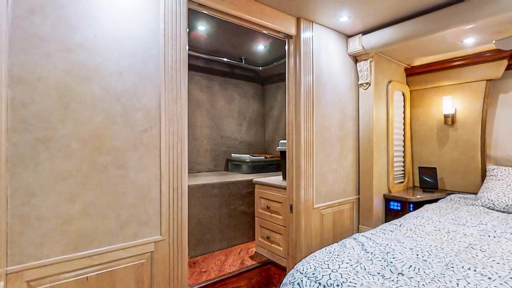 2006 Prevost Royale XLII Coach - Image 30