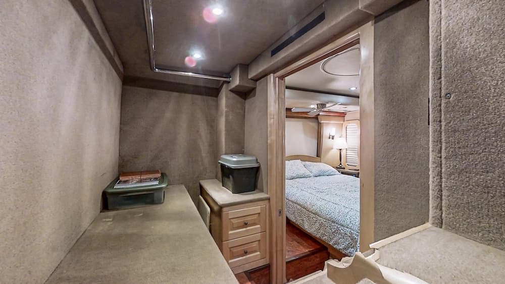 2006 Prevost Royale XLII Coach - Image 31