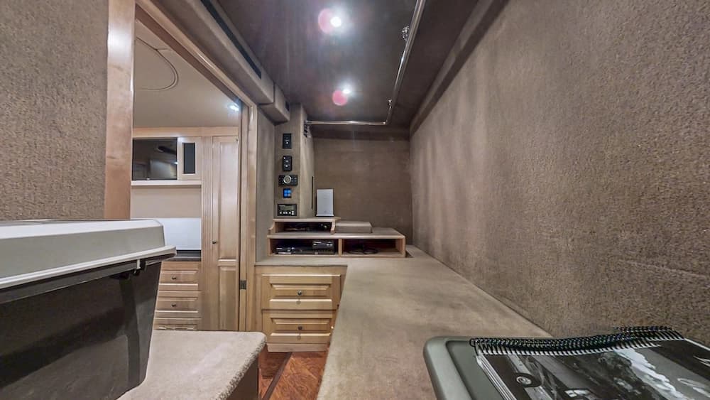 2006 Prevost Royale XLII Coach - Image 32