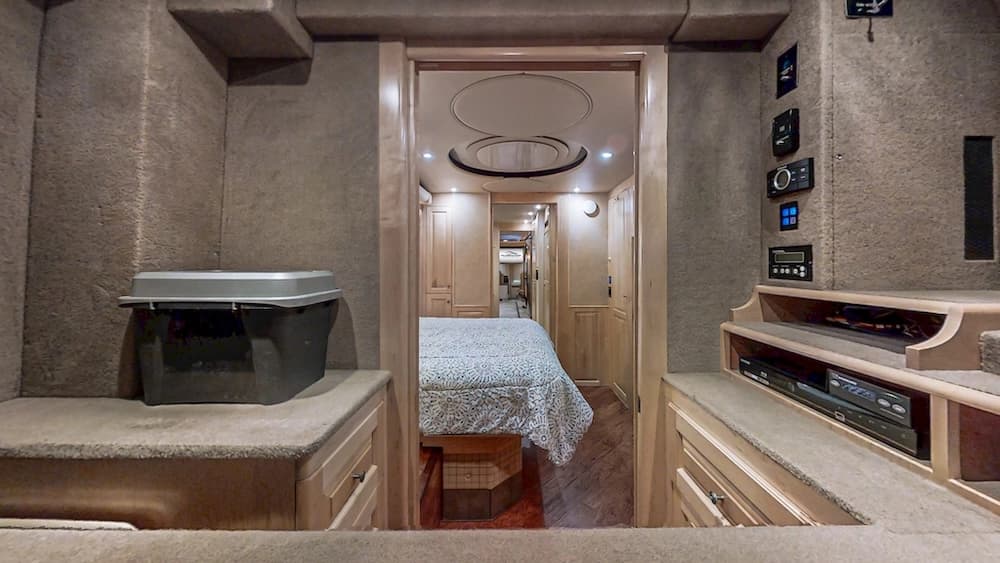 2006 Prevost Royale XLII Coach - Image 33