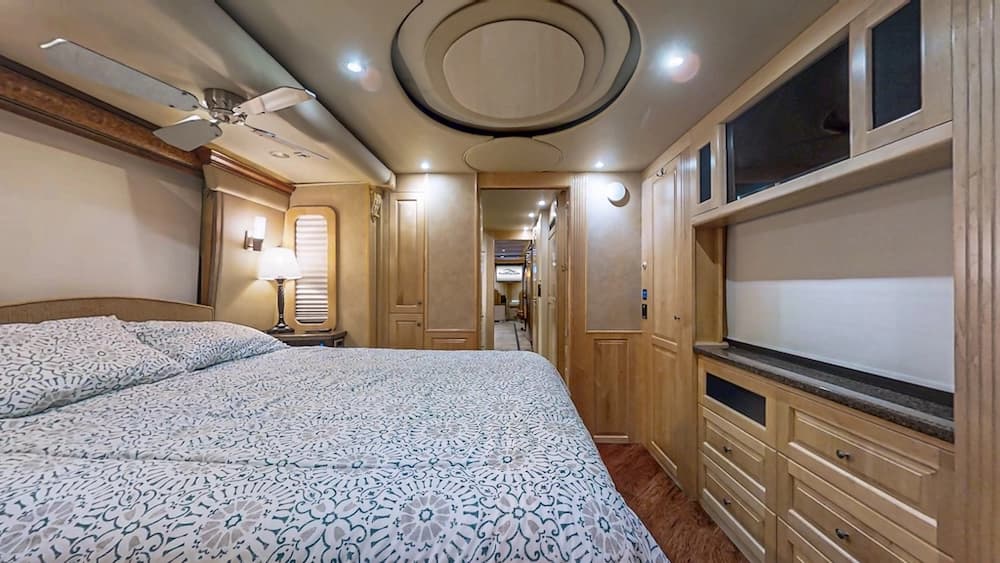2006 Prevost Royale XLII Coach - Image 34