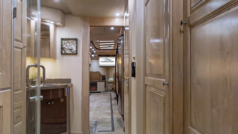 2006 Prevost Royale XLII Coach - Image 35