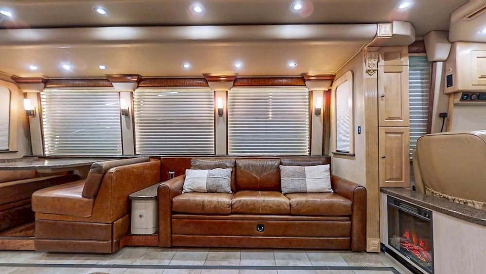 2006 Prevost Royale XLII Coach - Image 8