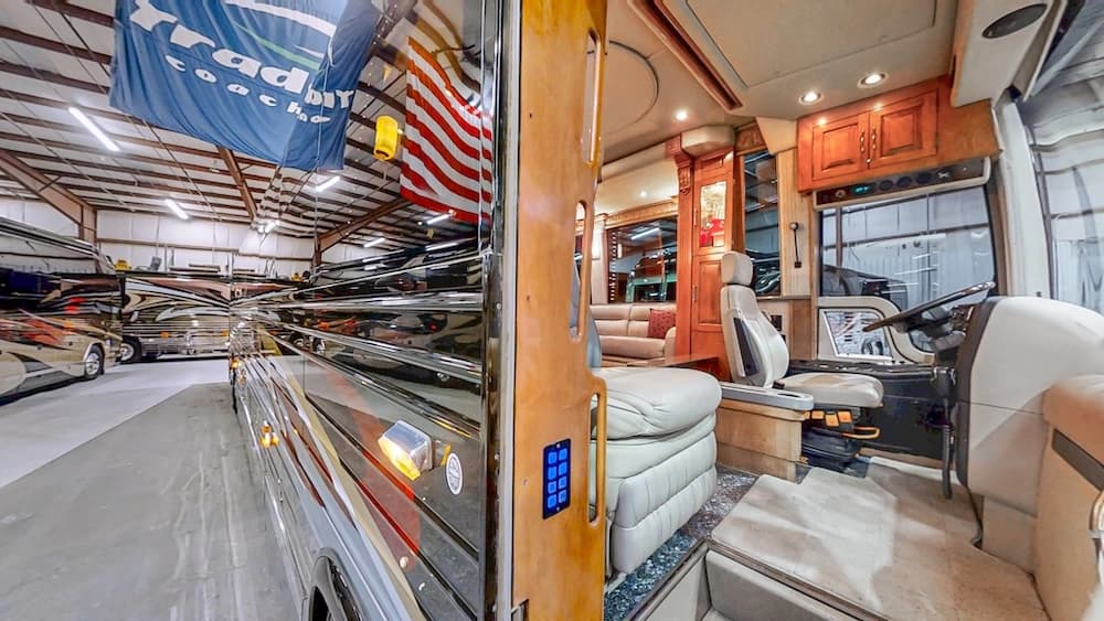 2004 Prevost Royale XLII Coach - Image 2