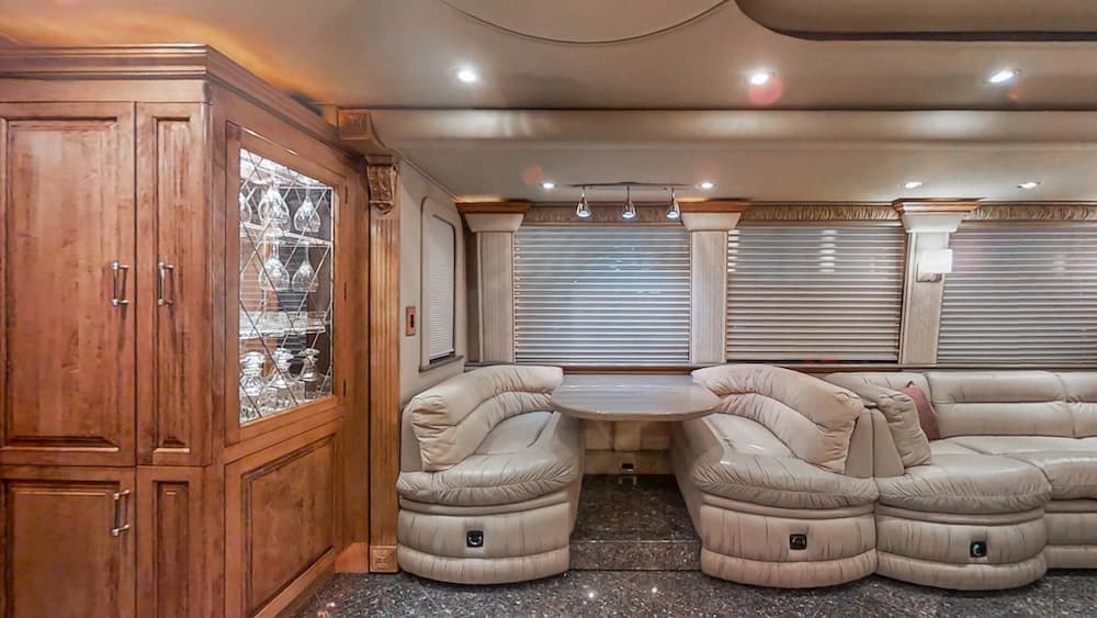 2004 Prevost Royale XLII Coach - Image 11