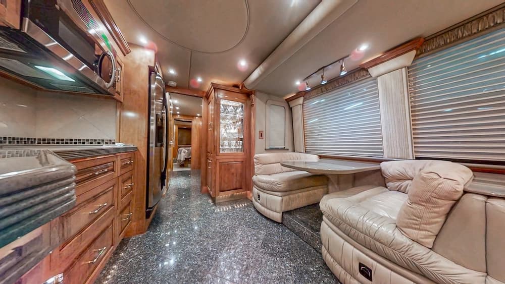 2004 Prevost Royale XLII Coach - Image 12