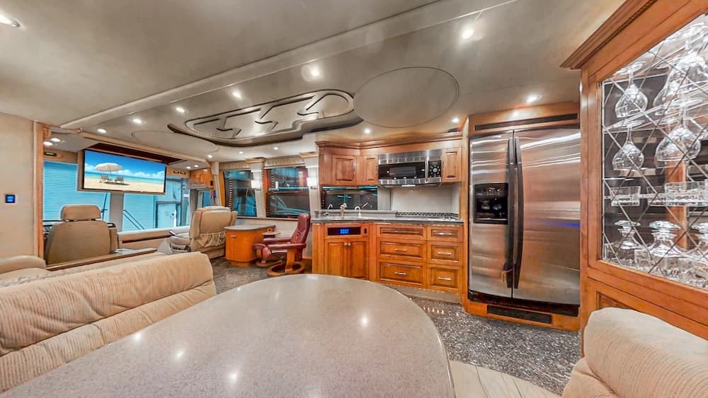 2004 Prevost Royale XLII Coach - Image 13