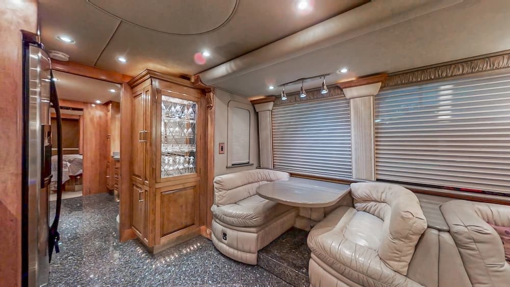 2004 Prevost Royale XLII Coach - Image 16