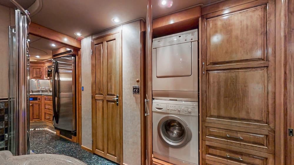 2004 Prevost Royale XLII Coach - Image 18