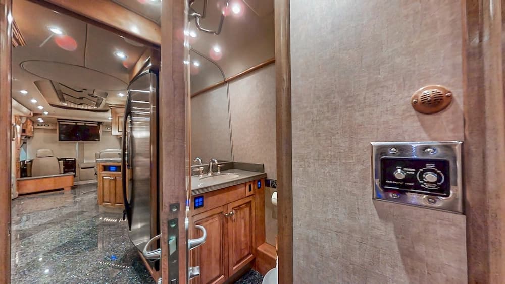 2004 Prevost Royale XLII Coach - Image 19