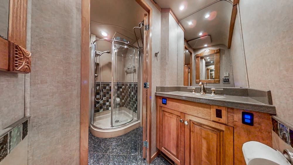 2004 Prevost Royale XLII Coach - Image 20