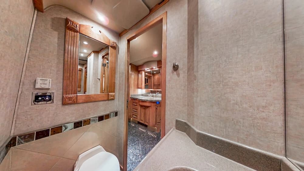 2004 Prevost Royale XLII Coach - Image 21