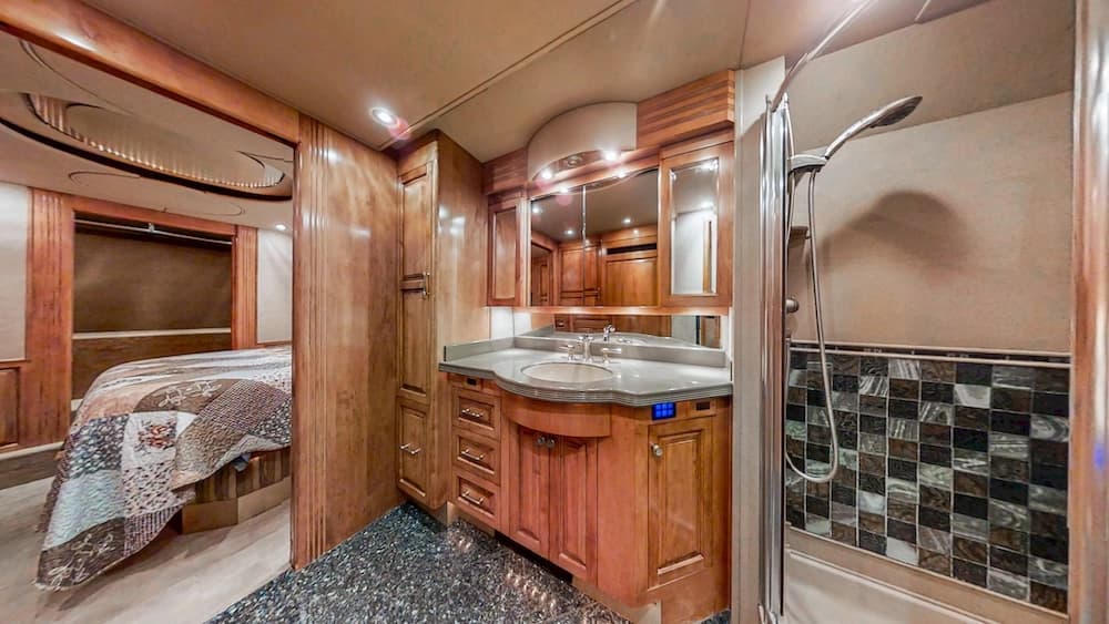 2004 Prevost Royale XLII Coach - Image 22