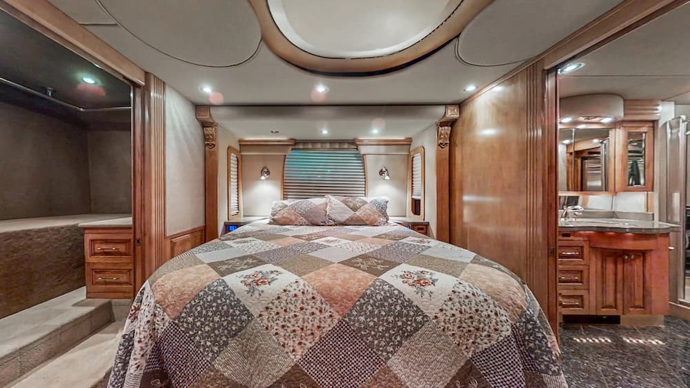 2004 Prevost Royale XLII Coach - Image 24