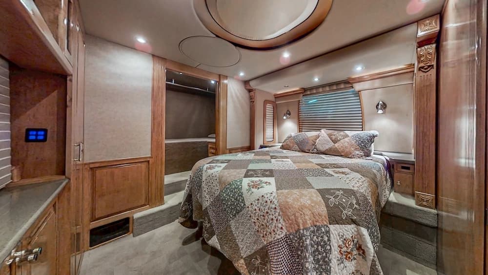 2004 Prevost Royale XLII Coach - Image 25
