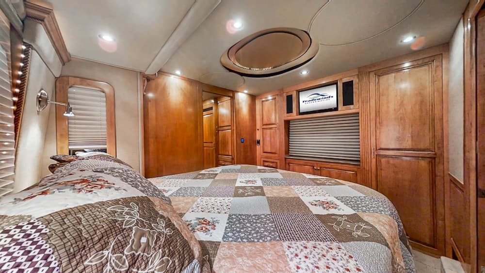 2004 Prevost Royale XLII Coach - Image 26