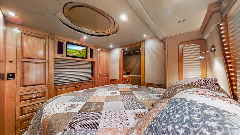 2004 Prevost Royale XLII Coach - Image 27