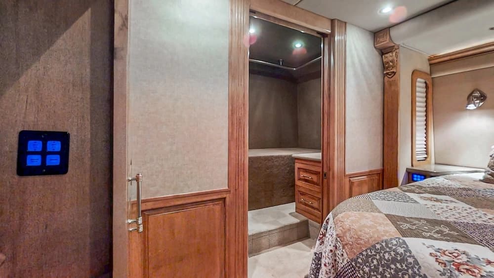 2004 Prevost Royale XLII Coach - Image 28