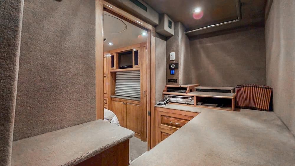 2004 Prevost Royale XLII Coach - Image 29