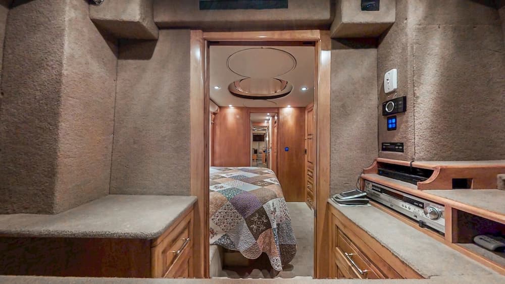 2004 Prevost Royale XLII Coach - Image 30