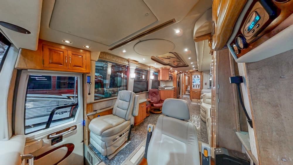 2004 Prevost Royale XLII Coach - Image 4