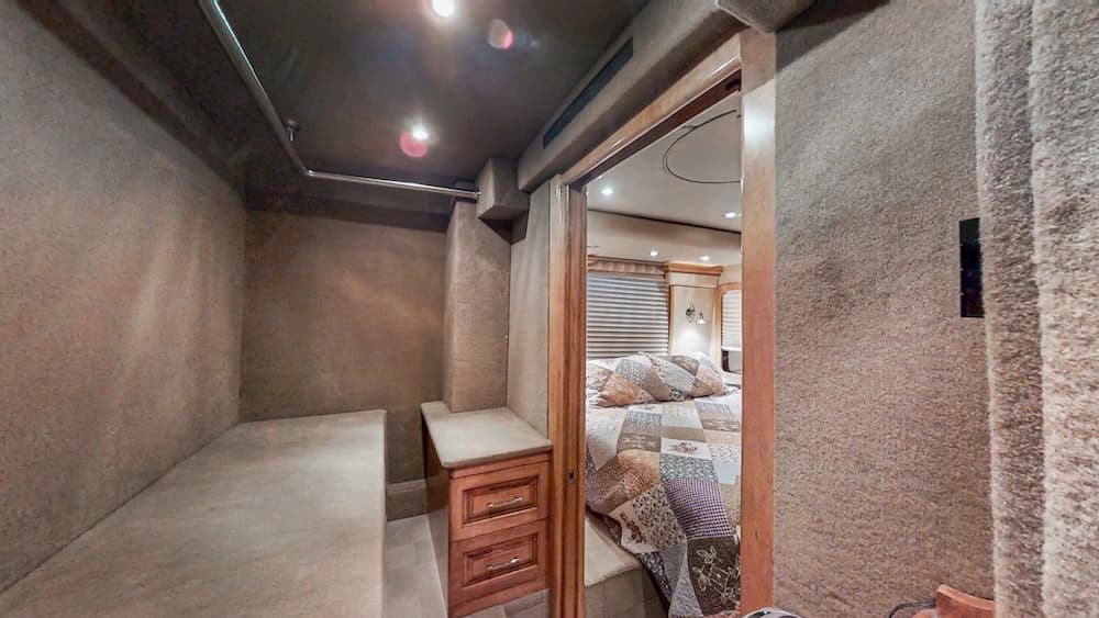 2004 Prevost Royale XLII Coach - Image 31