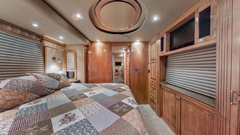 2004 Prevost Royale XLII Coach - Image 32