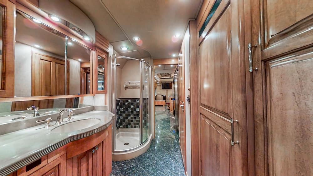 2004 Prevost Royale XLII Coach - Image 33