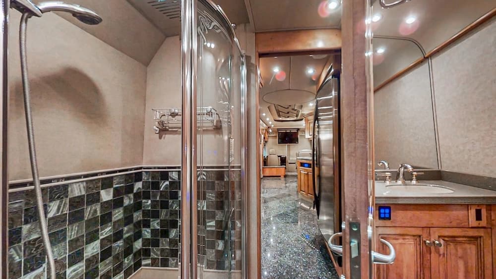 2004 Prevost Royale XLII Coach - Image 34