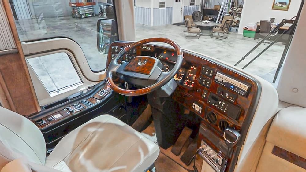 2004 Prevost Royale XLII Coach - Image 39