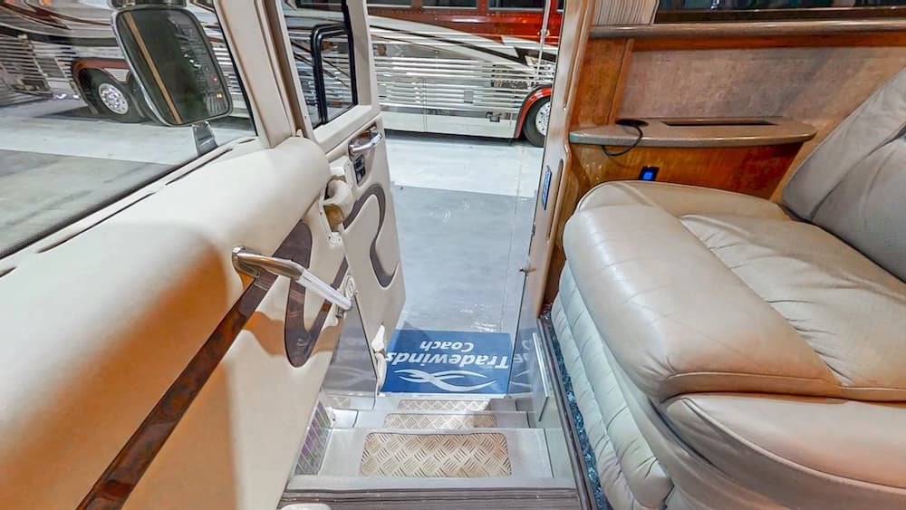 2004 Prevost Royale XLII Coach - Image 40