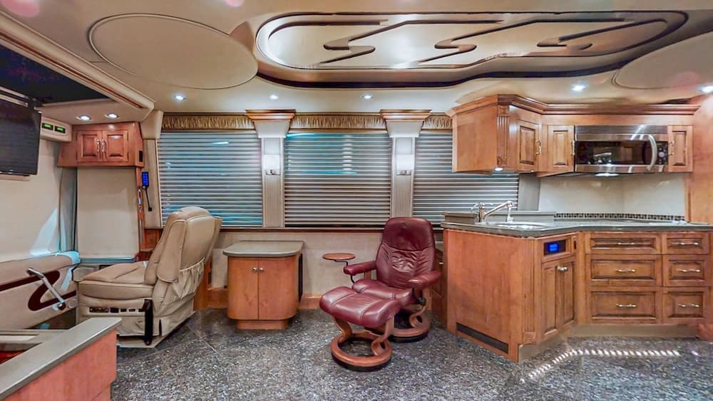 2004 Prevost Royale XLII Coach - Image 5